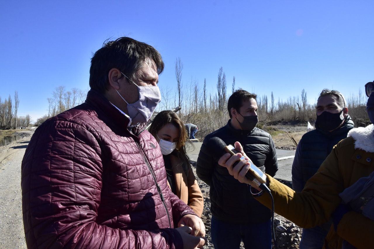 Intendente Mariano Gaido dando entrevistas por la construcción de veredones a orillas del río Limay en Neuquén