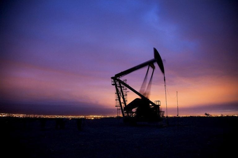 Petróleo se dispara por ofensiva en Ormuz: qué significa para el precio de los combustibles en Neuquén