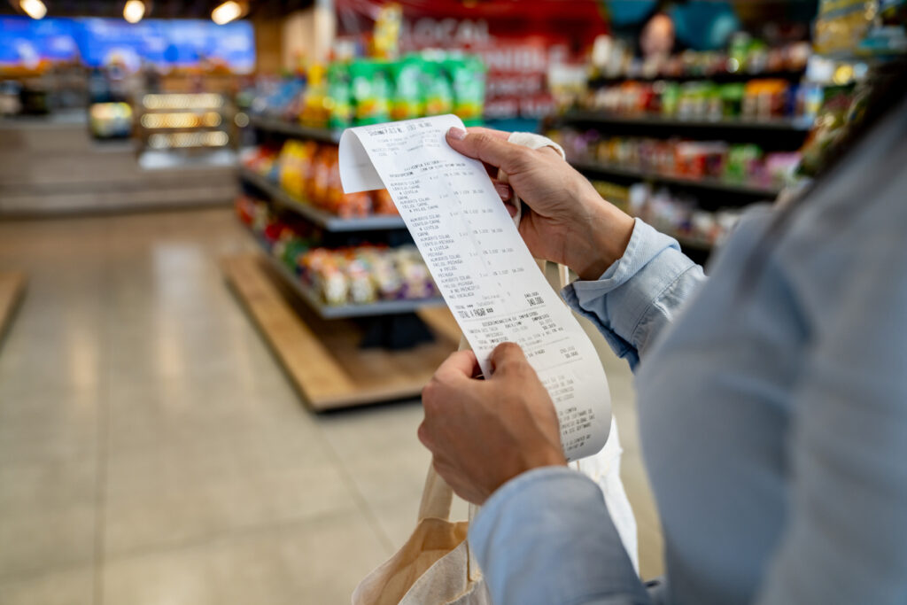 Muijer mira un tiket en el supermercado