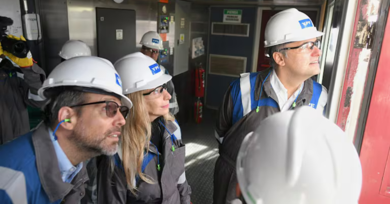 Karina Milei y Manuel Adorni en Neuquén: respaldo político y visita estratégica a Vaca Muerta