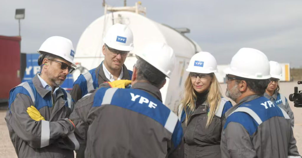 Karina Milei y Manuel Adorni en YPF Neuquén Vaca Muerta