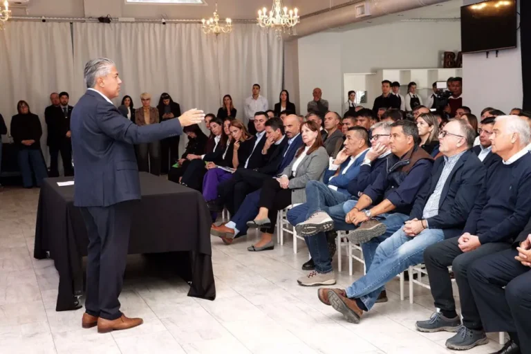 900 kilómetros de rutas con plata de las petroleras: el modelo que Figueroa lanzó ante sus intendentes