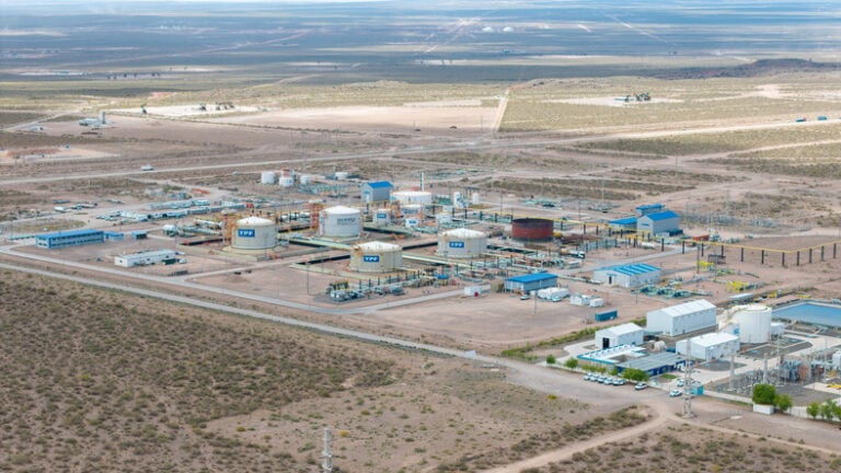 YPF se quedó con tres bloques clave: el movimiento que despeja el camino al GNL