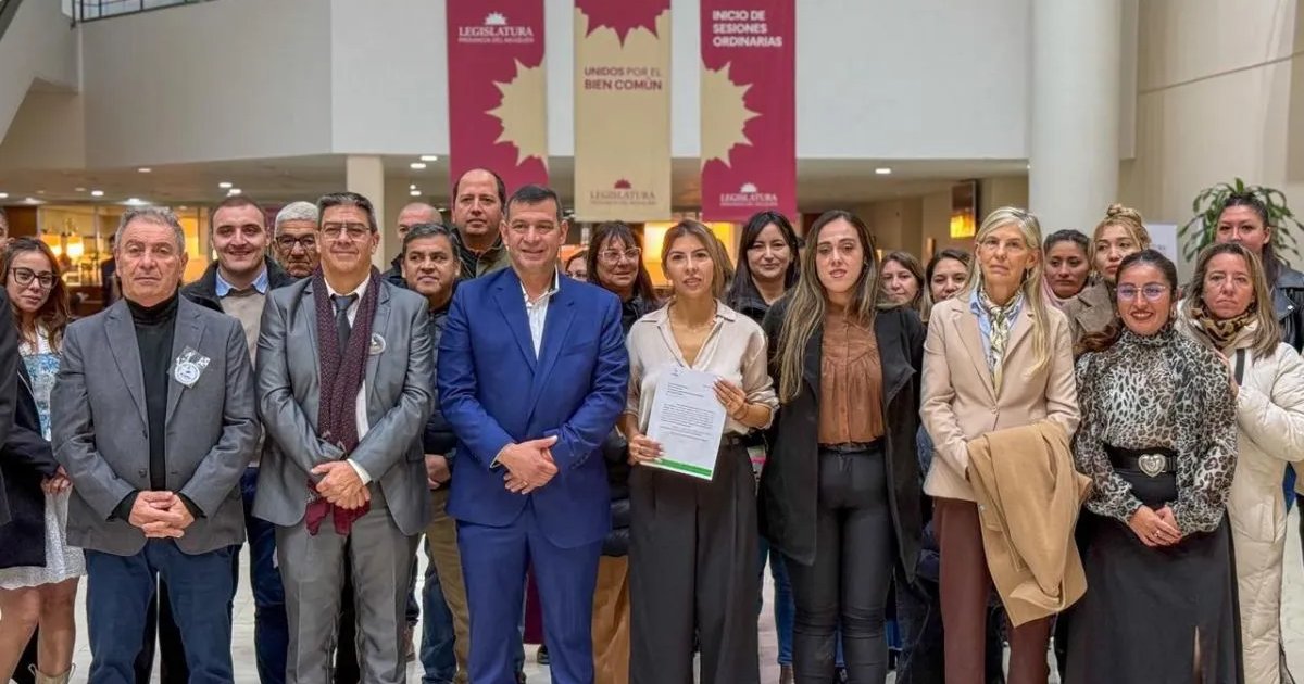 La comitiva aÃ±elense con concejales, funcionarios y vecinos en el hall de la Legislatura tras presentar el proyecto