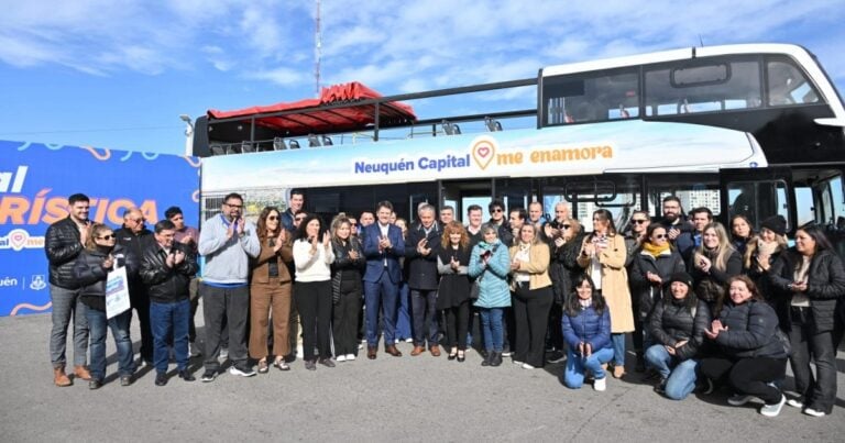 Gaido y Figueroa lanzaron los nuevos buses turísticos de doble piso en Neuquén capital