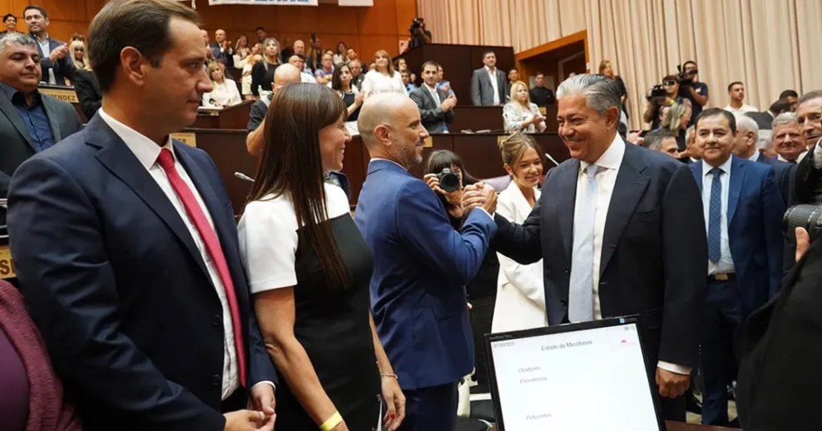 Rolando Figueroa y Juan Luis Ousset durante un acto del gabinete provincial en Neuquén