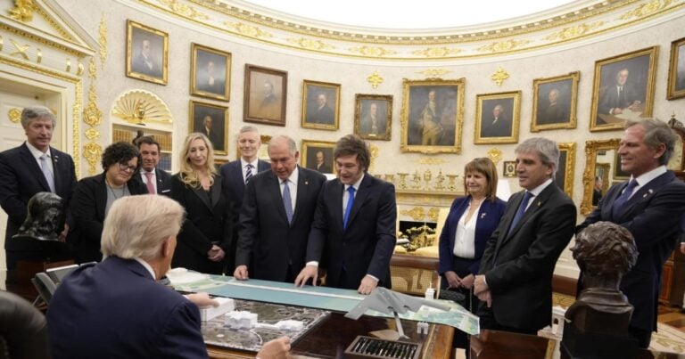 Trump le pidió a Caputo el cierre de la base china instalada en Neuquén