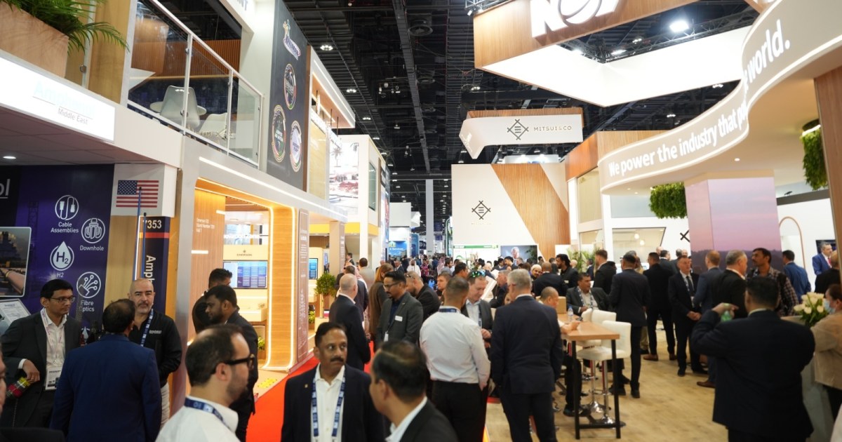 Panel de la industria energética durante una sesión de ADIPEC 2026