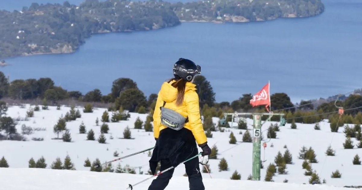 Esquiadores principiantes en la base nevada del Parque de Nieve Batea Mahuida