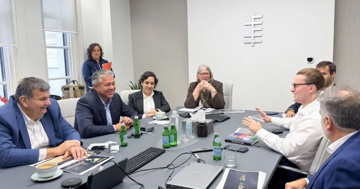 Figueroa viajó a Londres a buscar inversores y la calificadora mejoró la nota crediticia de Neuquén - imagen