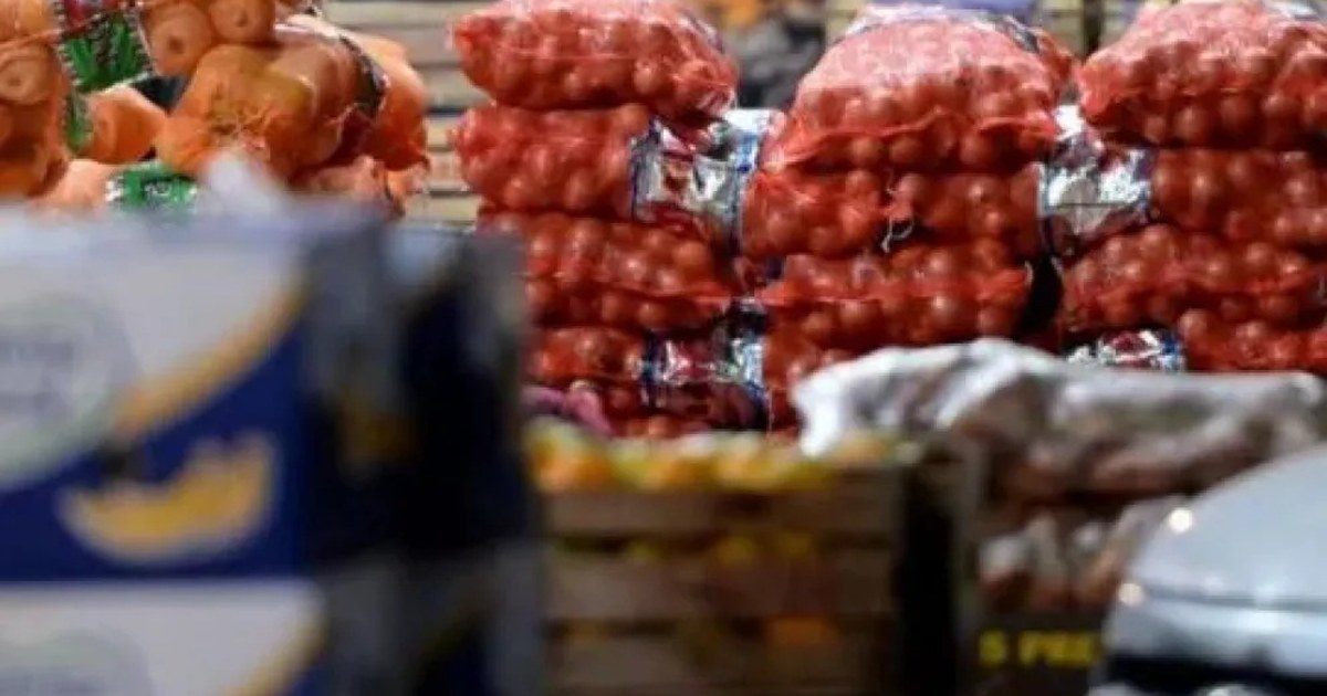 Productores ofrecen frutas y verduras frescas en el Mercado Concentrador del Neuquén