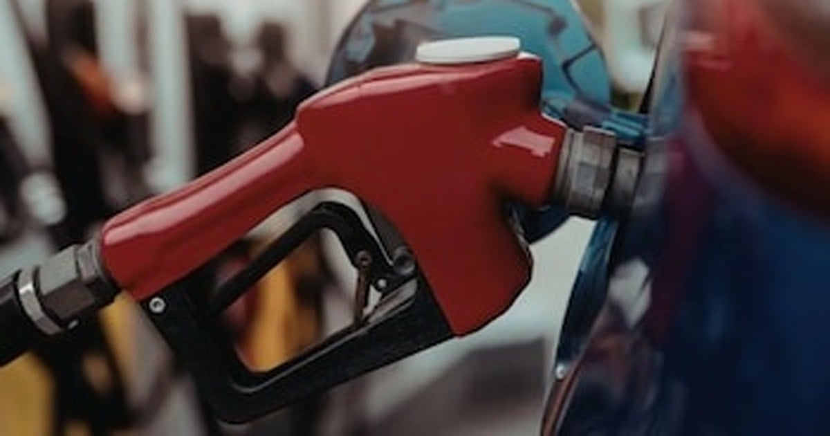 Surtidor de estación de servicio durante la carga de combustible en la Argentina