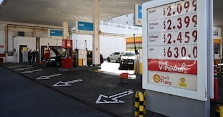 Cae el precio del petróleo tras el acuerdo EEUU-Irán: qué pasa con las naftas y Vaca Muerta