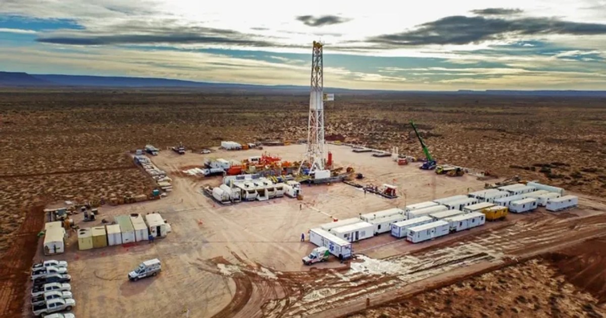 Equipos de perforación operando en un yacimiento de petróleo no convencional de Vaca Muerta