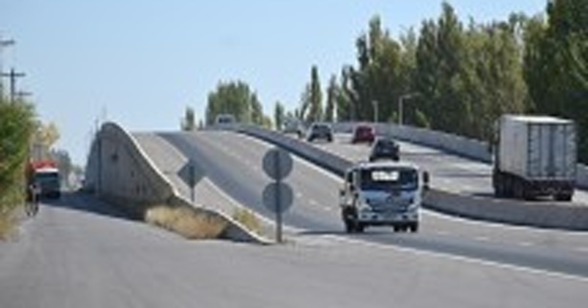 Camiones de carga en una ruta del Alto Valle, motor de la ruta de las arenas