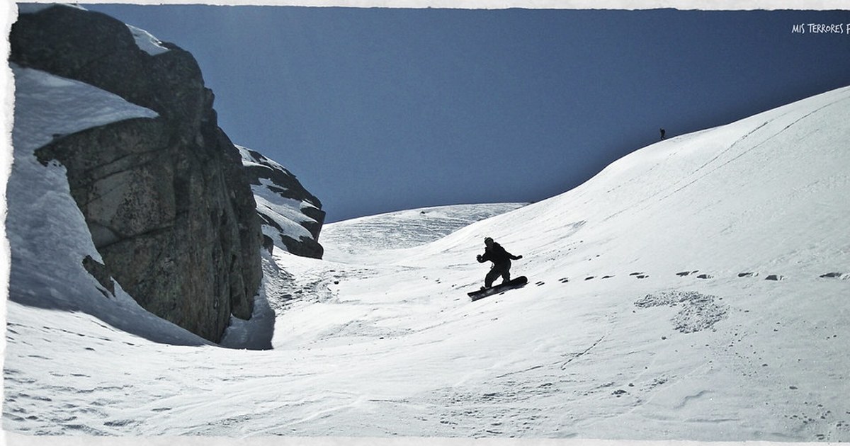 Pistas de esquí de Cerro Bayo con nieve al inicio de la temporada de invierno