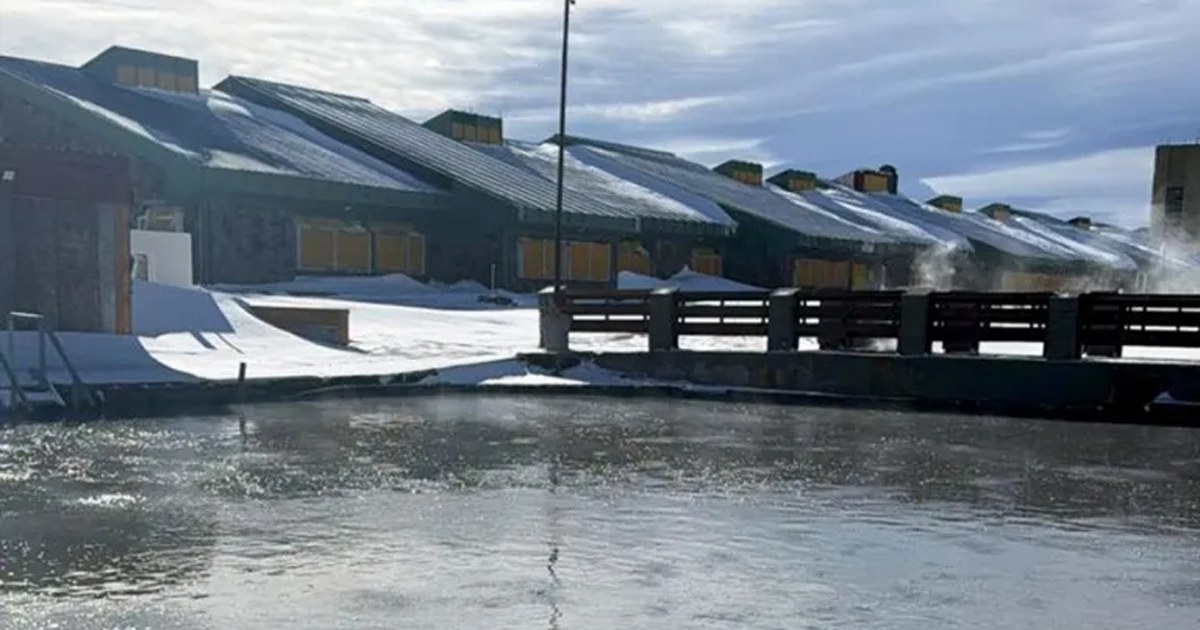 Vehículo sobre orugas avanza por la nieve rumbo a las Termas Nieve de Copahue