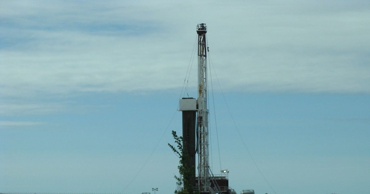 Equipo de perforación operando en un yacimiento de shale de la cuenca neuquina