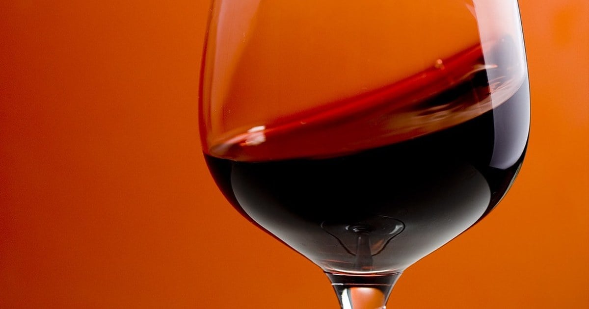 Botellas y copas de vinos neuquinos dispuestas para una degustación guiada