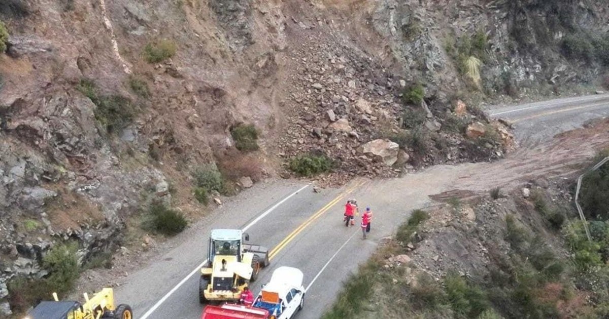 Maquinaria pesada remueve rocas caídas sobre la Ruta 40 en la zona de los Siete Lagos, en invierno