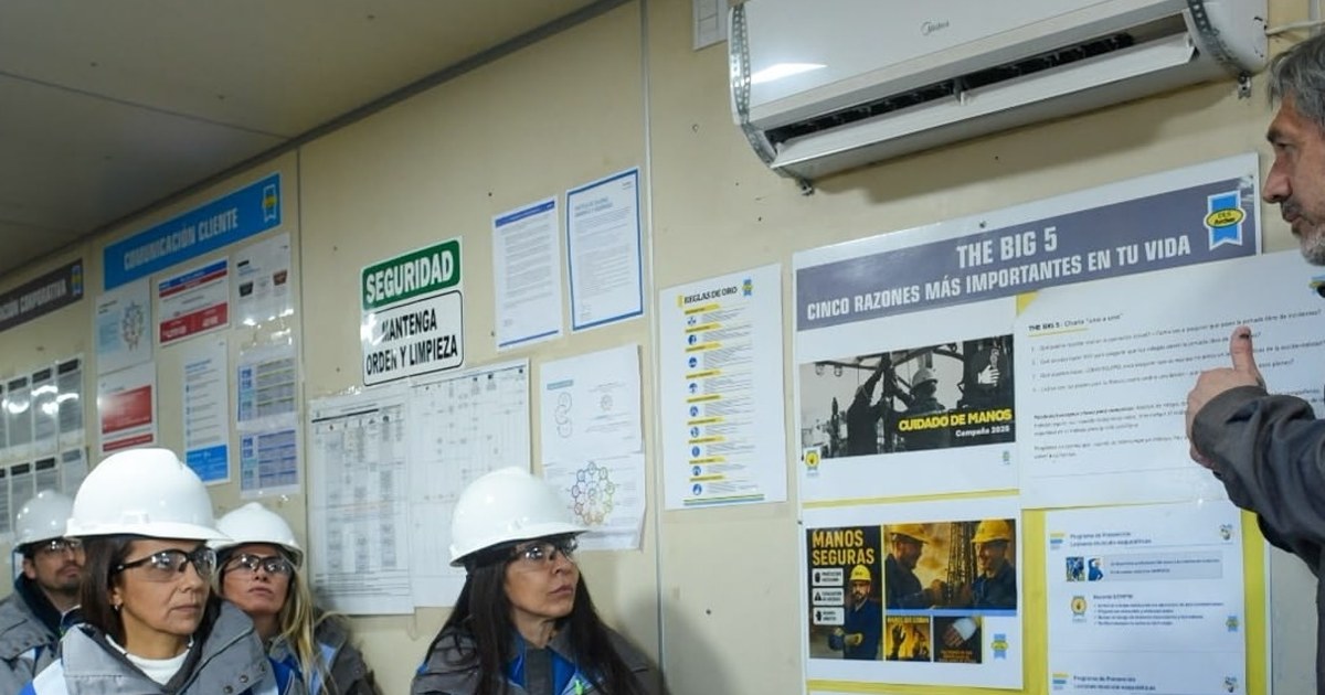 Equipos de perforación de YPF en Loma Campana, dentro de Vaca Muerta