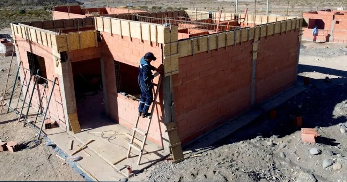 Operarios trabajando en una locación petrolera, motor del empleo privado en Neuquén