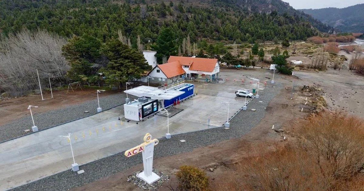 Vehículos circulan por la Ruta 237 en temporada de invierno hacia los lagos del sur