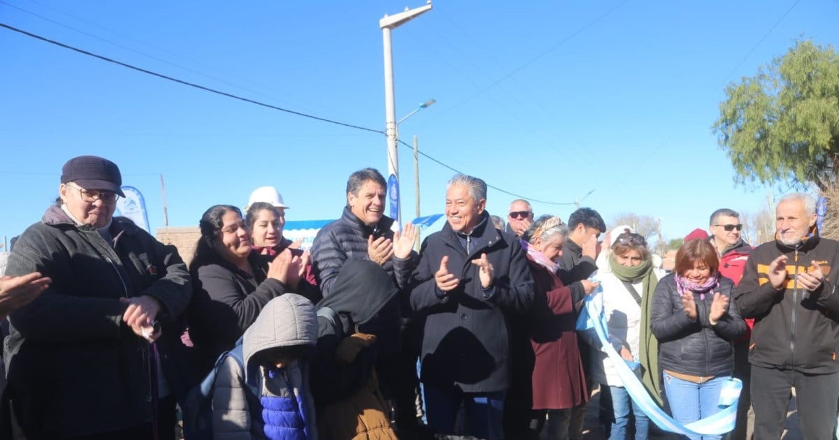 Vecinos del sector Peumayen durante la inauguración de la red cloacal en Neuquén
