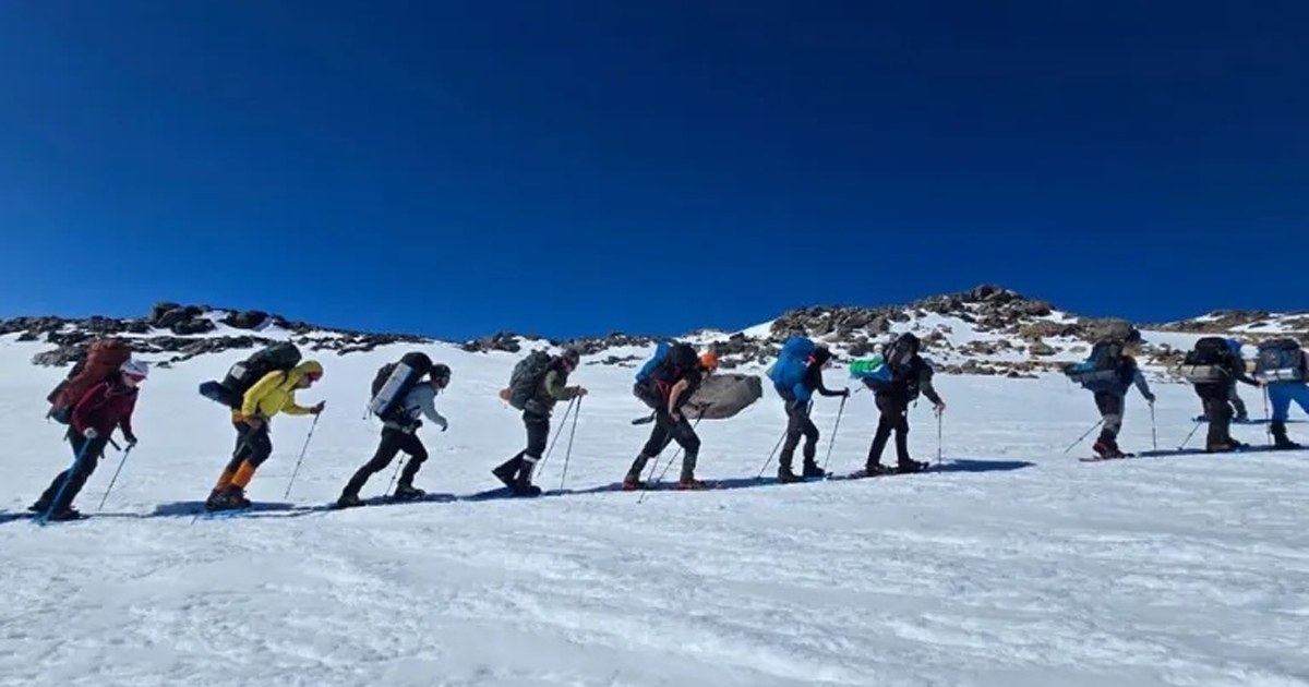 Cursantes de guía de trekking durante una práctica en un sendero de montaña de Neuquén