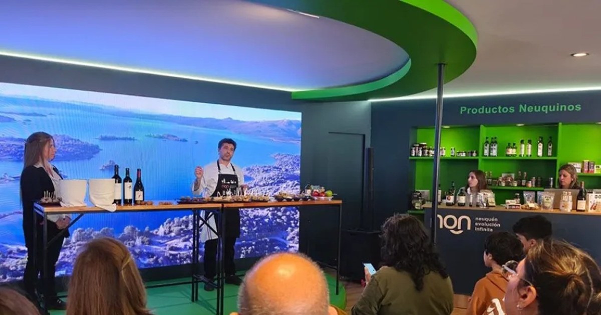 Góndola con aceites, vinos y miel de PyMEs neuquinas en la Expo Rural de Palermo