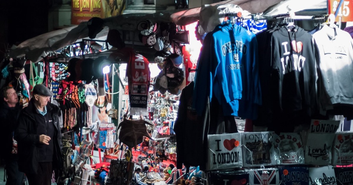 Puestos de venta informal de ropa en una feria callejera de Neuquén capital