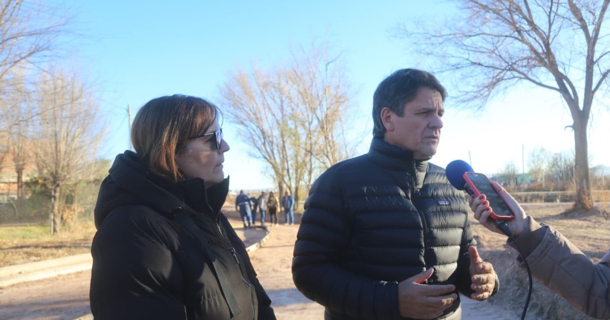 Máquinas trabajan en las obras en Los Polvorines: apertura de zanjas para cloacas y base de pavimento