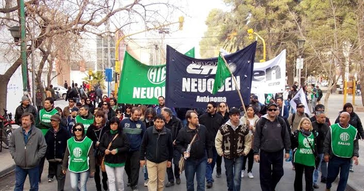 Dirigentes gremiales estatales durante una reunión de discusión salarial en Neuquén