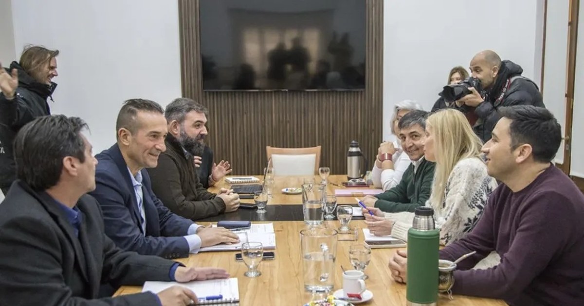 Funcionarios provinciales y dirigentes gremiales sentados a la mesa de paritarias estatales