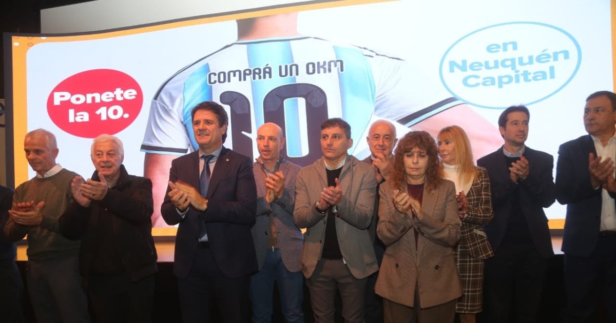 Autoridades y concesionarios en el acto donde se anunció la patente gratis por 10 meses para 0 km