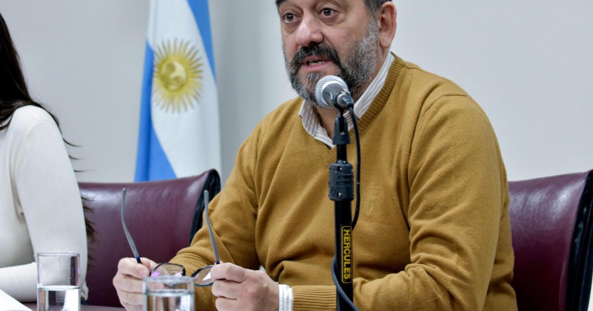 Camiones y acopio de arena de fractura en una cantera vinculada a la demanda de Vaca Muerta