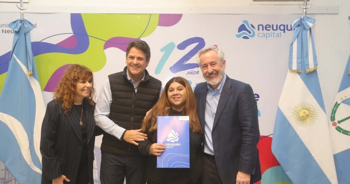 Vecina firma el boleto de compraventa de su lote en el acto municipal de regularización dominial