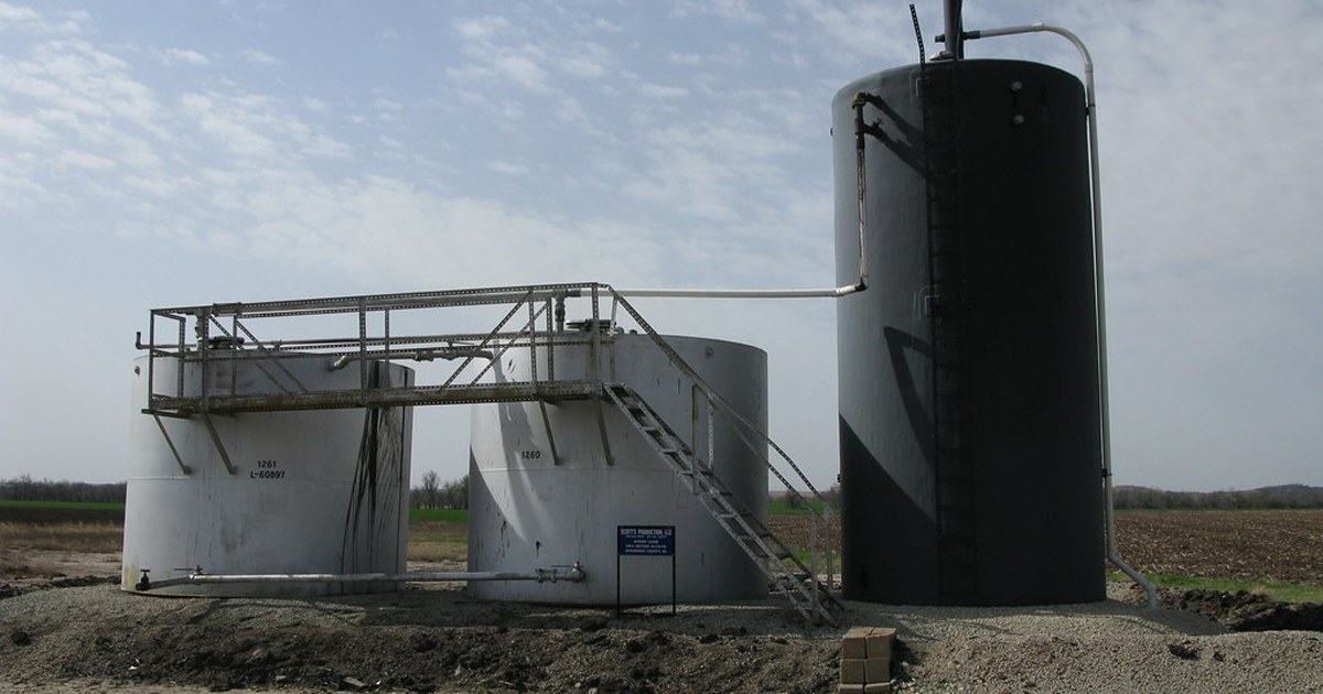 Pozo petrolero convencional en operación en un área madura de Río Negro
