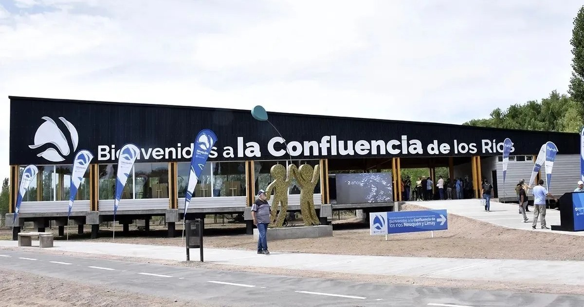 Puestos de food trucks y pastelería artesanal en un paseo gastronómico al aire libre en Neuquén