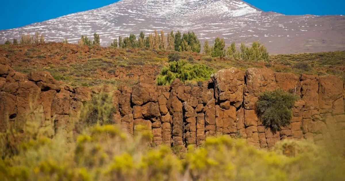 Funcionarios firman el convenio del programa de turismo sostenible en Neuquén