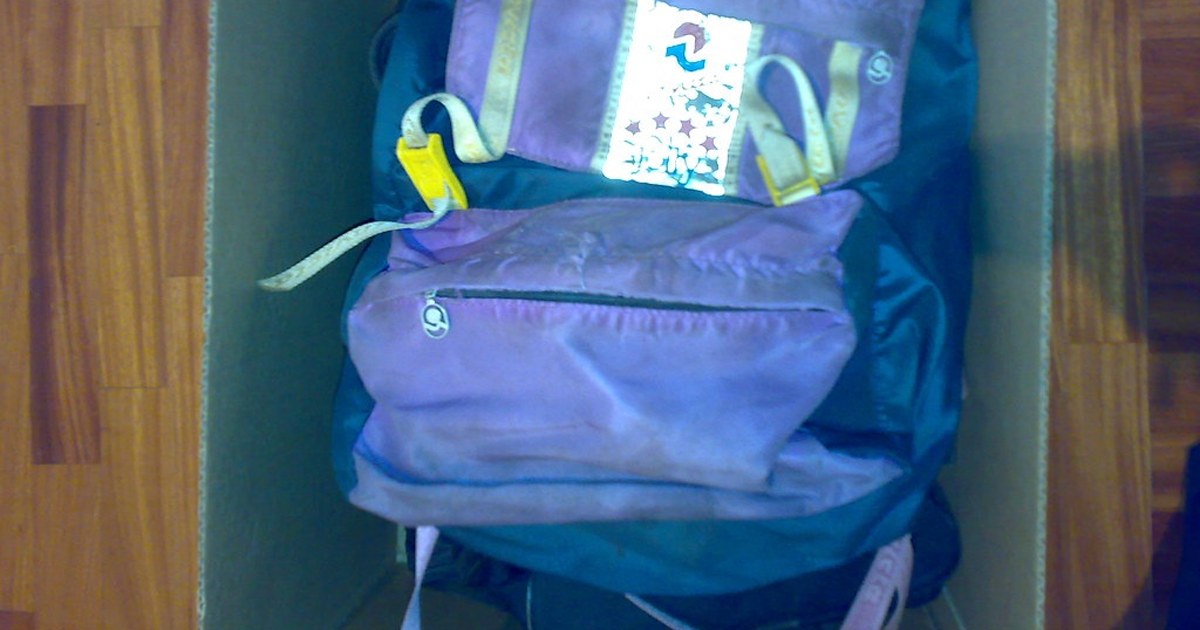 Chicos con mochilas entran a la escuela en el primer día tras las vacaciones de invierno