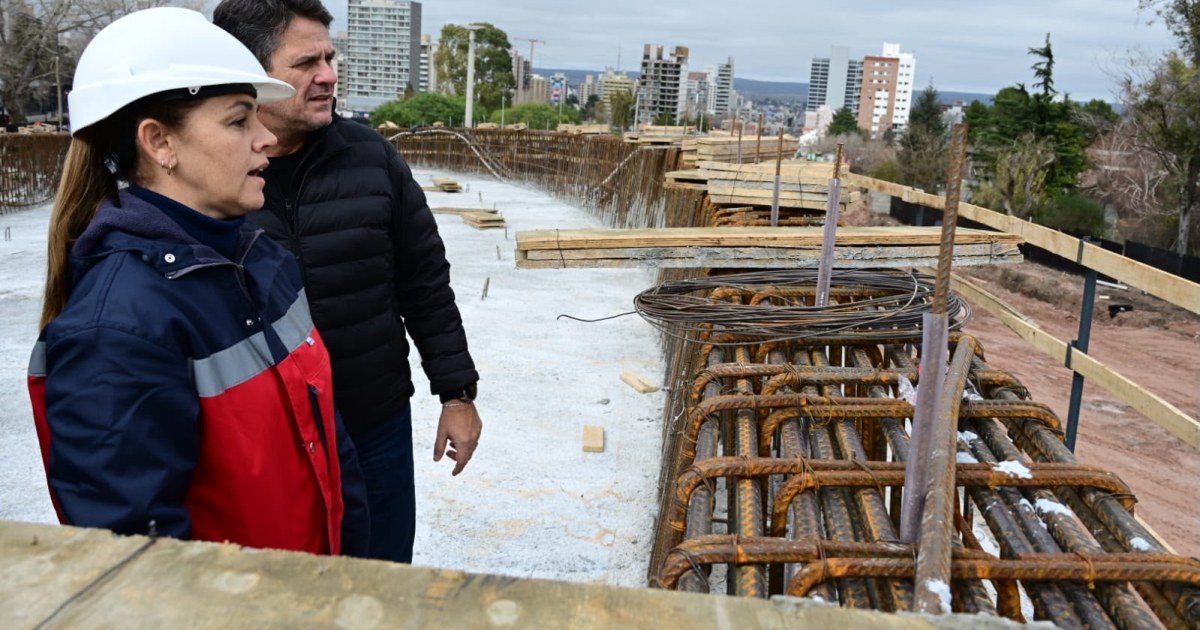 Losa de hormigón terminada en el puente del Acceso Norte, con operarios y maquinaria trabajando sobre calle Salta