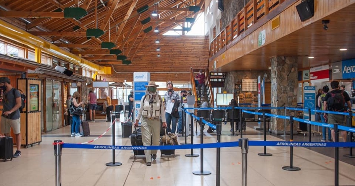 Nuevo hall y locales comerciales dentro del aeropuerto Chapelco tras la ampliación
