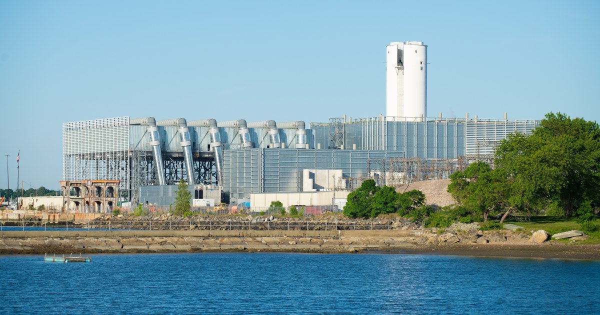 Buque de licuefacción flotante de GNL, como los dos que operarán en el Golfo San Matías