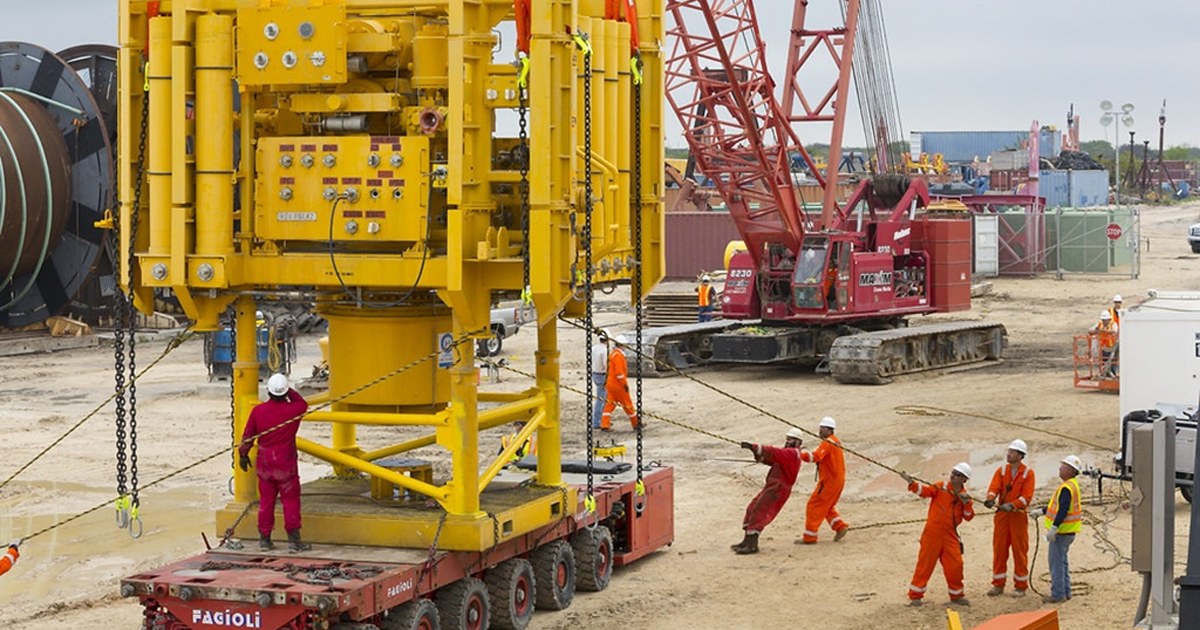 Persona revisa avisos de empleo del sector petrolero en la pantalla de una computadora