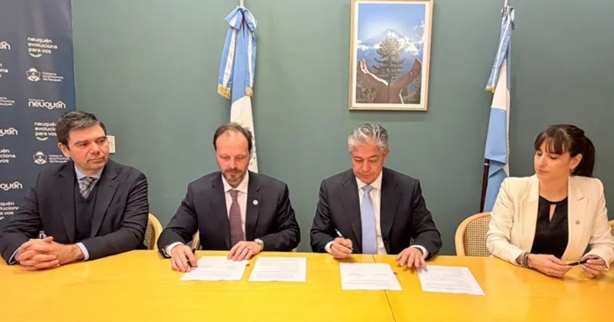 Funcionarios provinciales y ejecutivos de TotalEnergies en la firma del aporte a las Becas Gregorio Álvarez