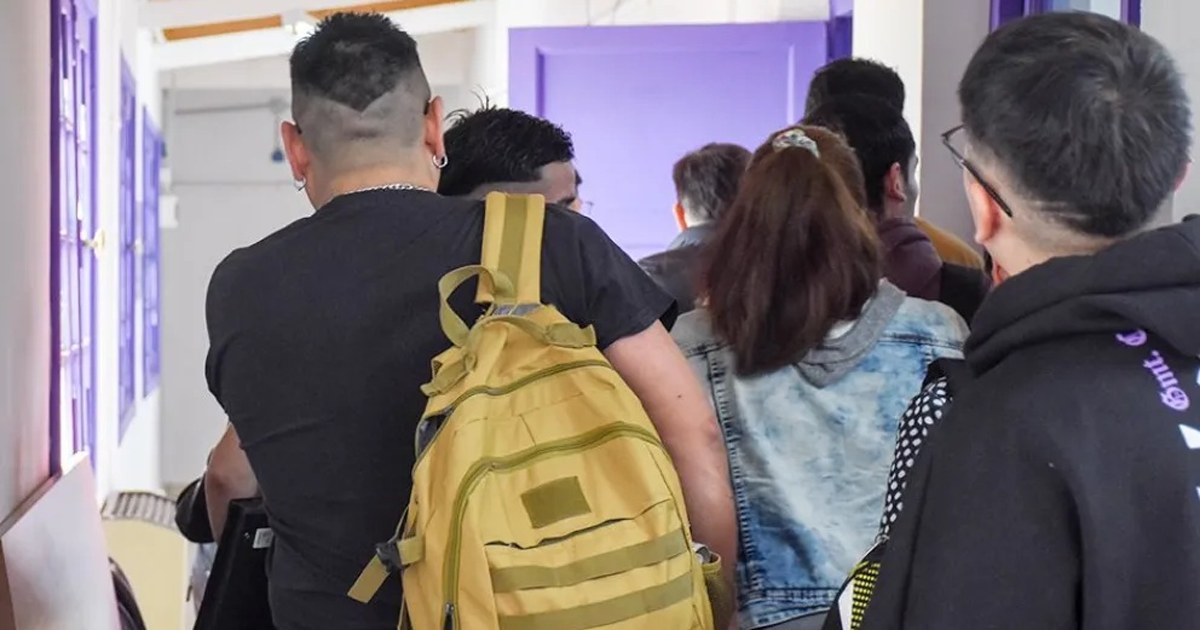 Una joven completa la postulación a las Becas Progresar desde su celular con la aplicación Mi Argentina