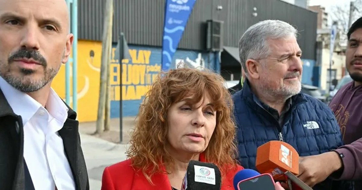 Asfalto nuevo, veredas y rampas terminadas en la calle Mazzoni, en el centro este de Neuquén