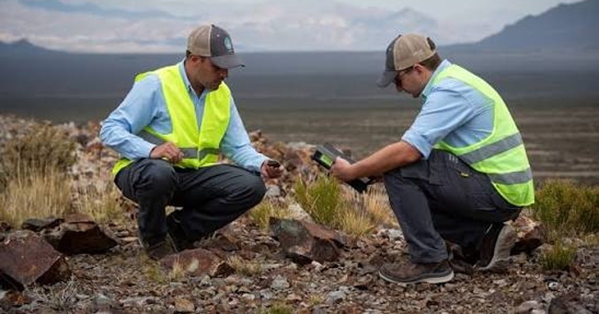 Pala cargadora trabaja sobre acopios de áridos en una cantera a cielo abierto de la meseta neuquina