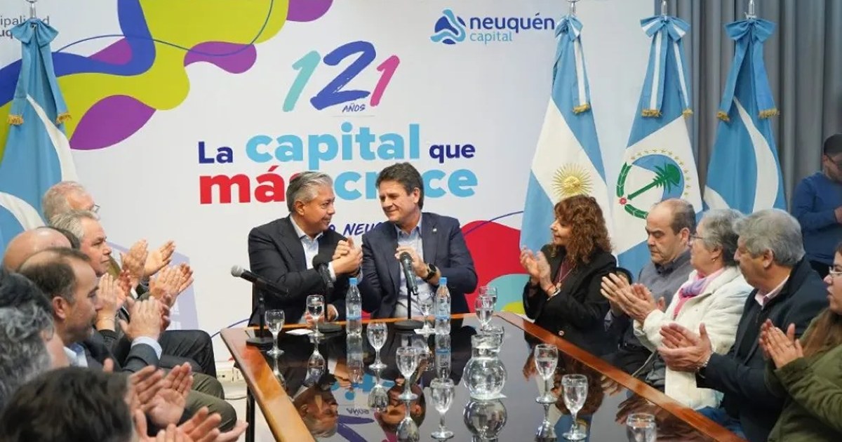Botellas de vinos y aceites de oliva neuquinos exhibidas en el acto de lanzamiento del programa provincial